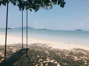 On the beach, sun-loungers, beach towels - Nithiporn Resort (Ranong)