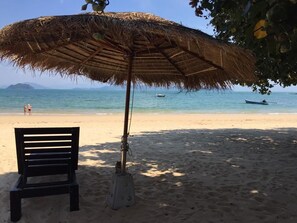 On the beach, sun-loungers, beach towels - Nithiporn Resort (Ranong)