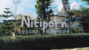 Une enseigne pour le Nitiporn Resort à Koyamay.