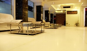 Lobby sitting area - OYO 524 Hotel Sun International (New Delhi)