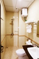 Ducha, artículos de tocador gratuitos, secador de pelo, pantuflas