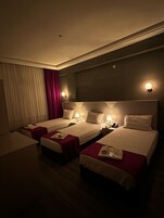 Quarto triplo standard | Roupas de cama premium, cofres nos quartos, escrivaninha, berços grátis