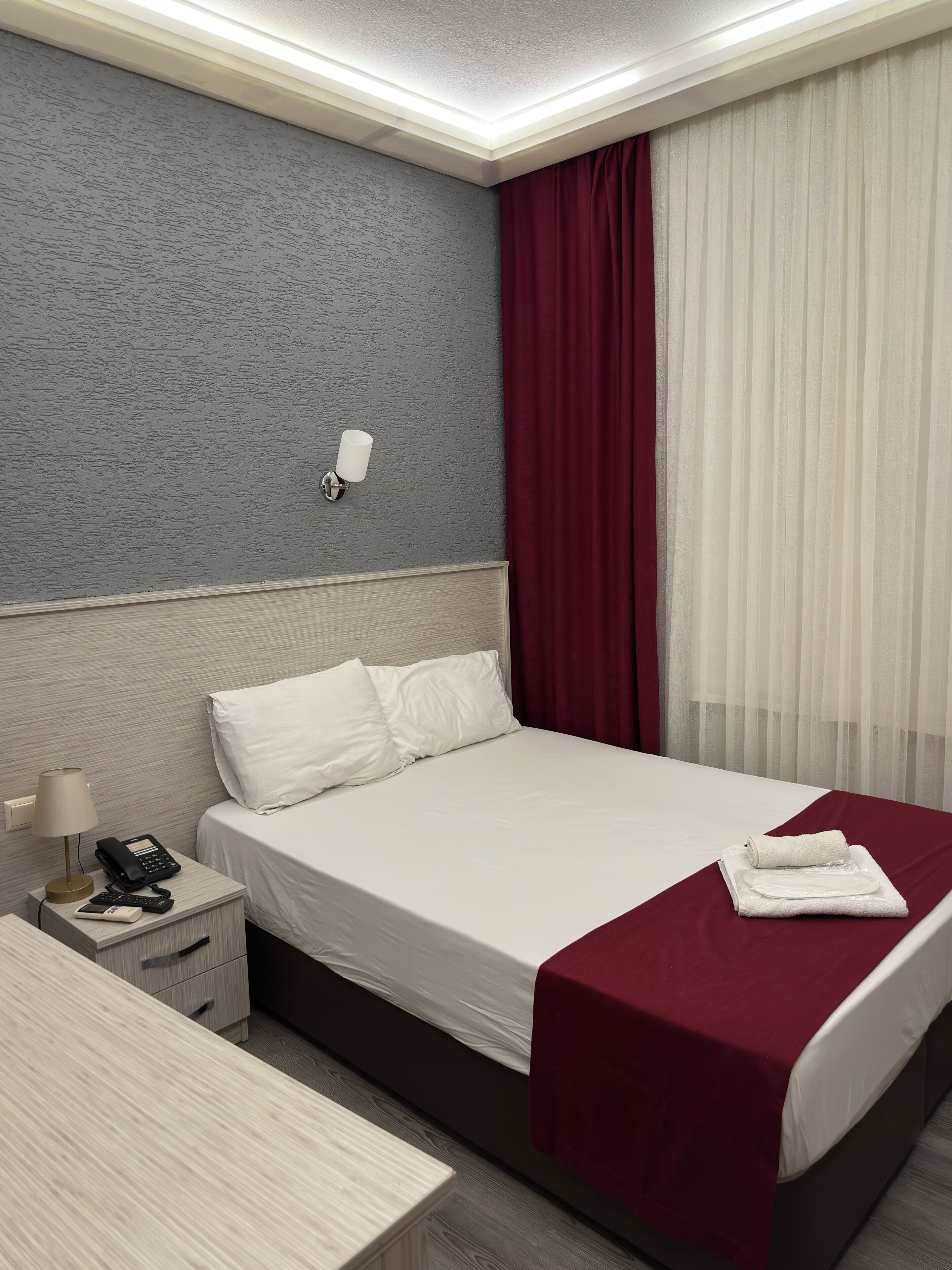 Peralatan tempat tidur premium, peti besi dalam bilik, meja 