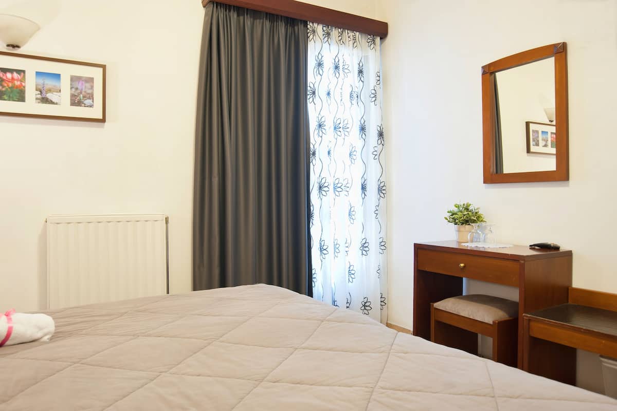 double room | desk, free cots/infant beds, free wifi, bed sheets