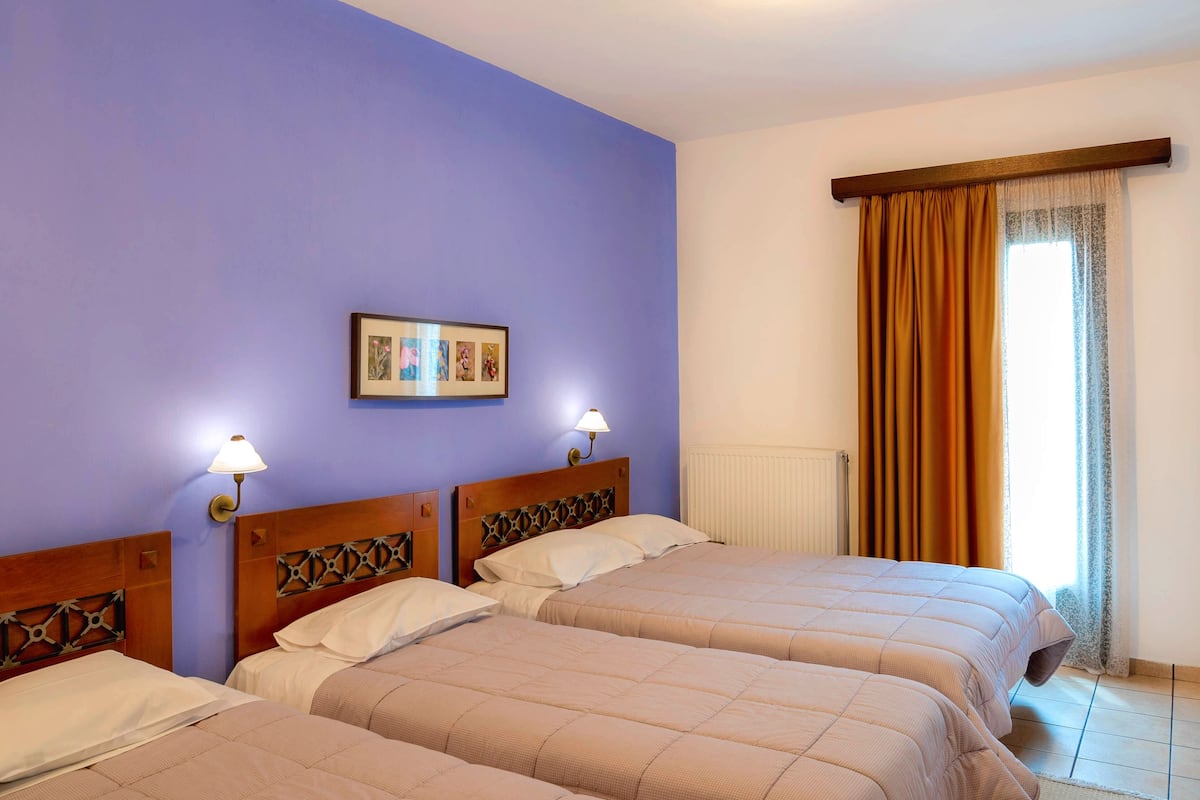 quadruple room | desk, free cots/infant beds, free wifi, bed sheets