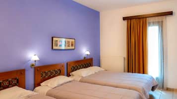 Quadruple Room | Desk, free cots/infant beds, free WiFi, bed sheets
