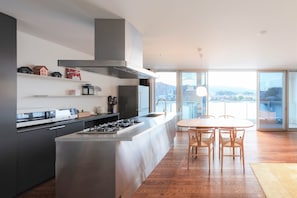 Refrigerador, microondas, placa de cocina, tetera/pava eléctrica
