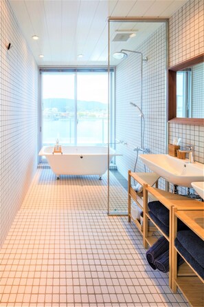 Svit (Regular) | Badrum | Badkar och dusch, gratis toalettartiklar, hårtork och tofflor