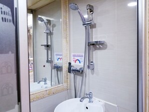Family Quadruple Room | Bathroom shower - LongWin Hotel (Kowloon)