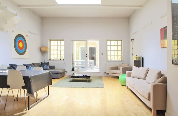 Apartment, 2 Bedrooms | Living room