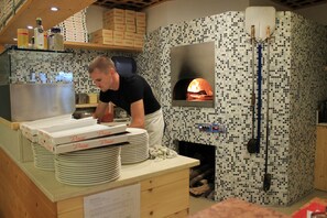 Phục vụ bữa tối, pizza, dùng bữa ngoài trời