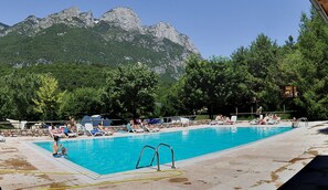 Hồ bơi ngoài trời phục vụ theo mùa, ghế dài tắm nắng