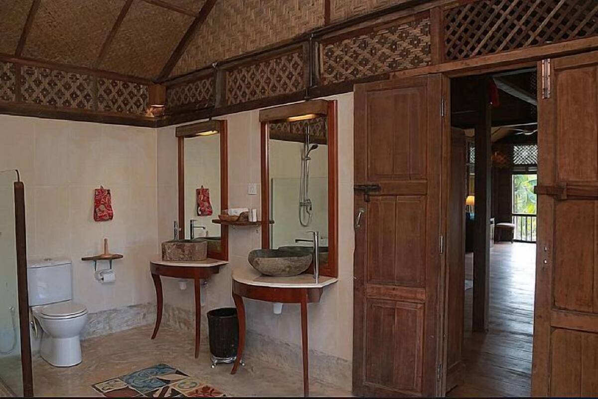 Bathroom | Separate bathtub and shower, deep-soaking bathtub, rainfall showerhead