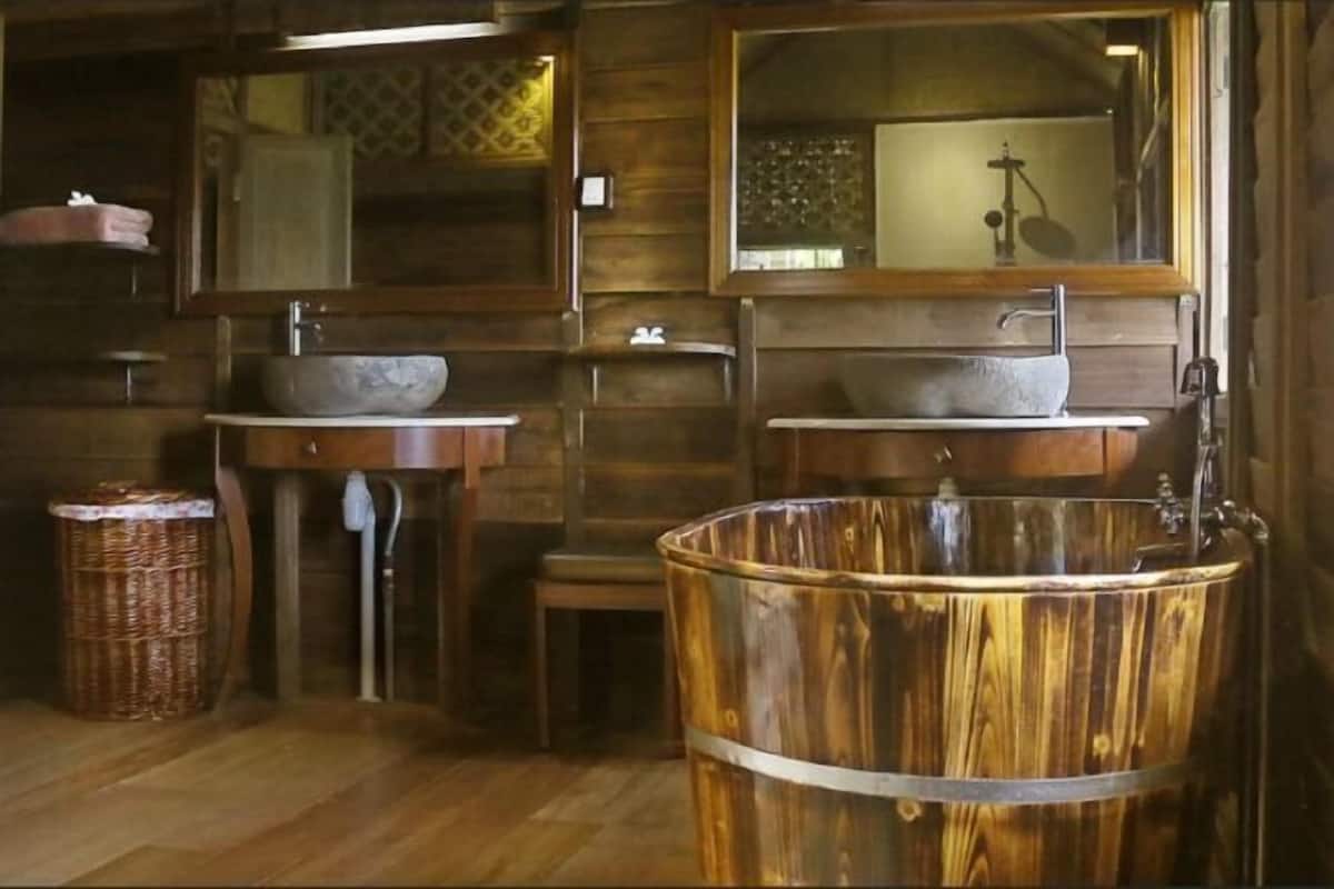 Bathroom | Separate bathtub and shower, deep-soaking bathtub, rainfall showerhead