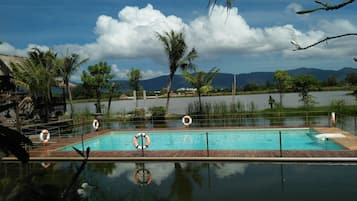 Piscine extérieure, chaises longues