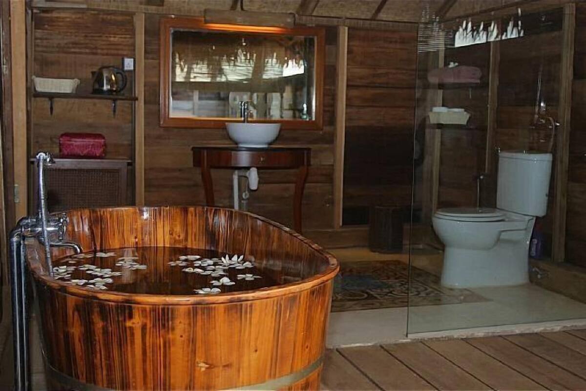 Bathroom | Separate bathtub and shower, deep-soaking bathtub, rainfall showerhead