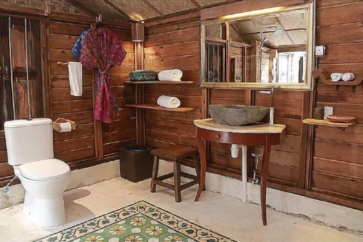 Bathroom | Separate bathtub and shower, deep-soaking bathtub, rainfall showerhead