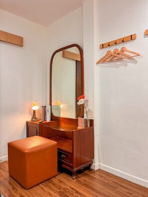 Habitación básica doble, 1 cama Queen size | Baño | Regadera, amenidades de baño gratuitas, secadora de cabello, toallas