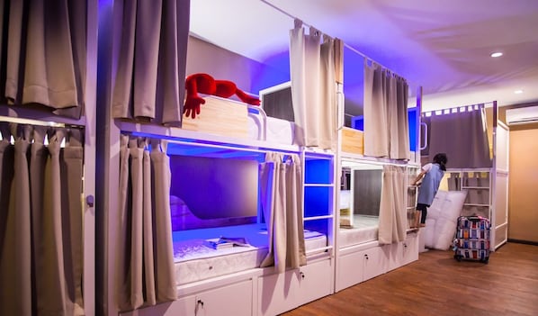 12 Bunk Beds Female Dormitory | Roupas de cama premium, quartos à prova de som, Wi-Fi de cortesia