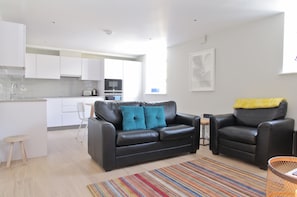 Departamento, 1 habitación | Sala de estar | Televisión de pantalla plana
