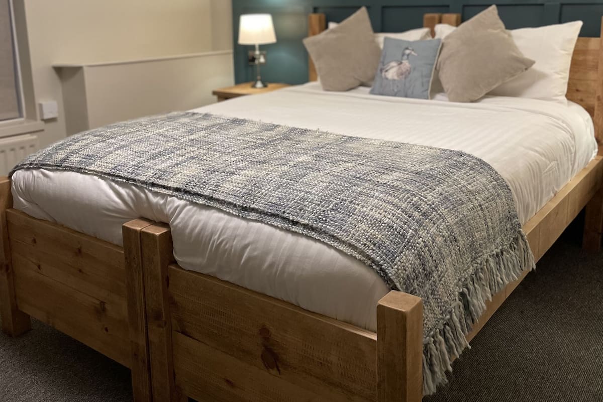 Quarto casal luxo | Roupas de cama premium, escrivaninha, ferros/tábuas de passar roupa