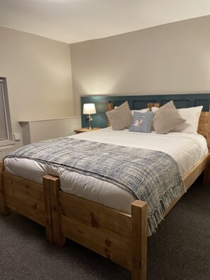 أغطية فراش متميزة ومكتب ومكواة/لوح كي وواي فاي مجانًا