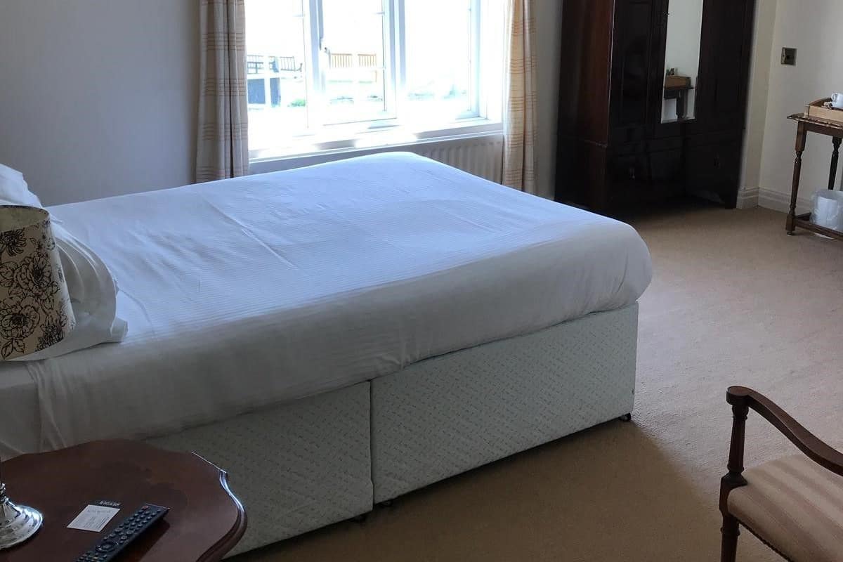 Roupas de cama premium, escrivaninha, ferros/tábuas de passar roupa