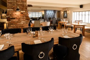 تقديم الإفطار والغداء والعشاء