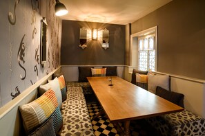 تقديم الإفطار والغداء والعشاء