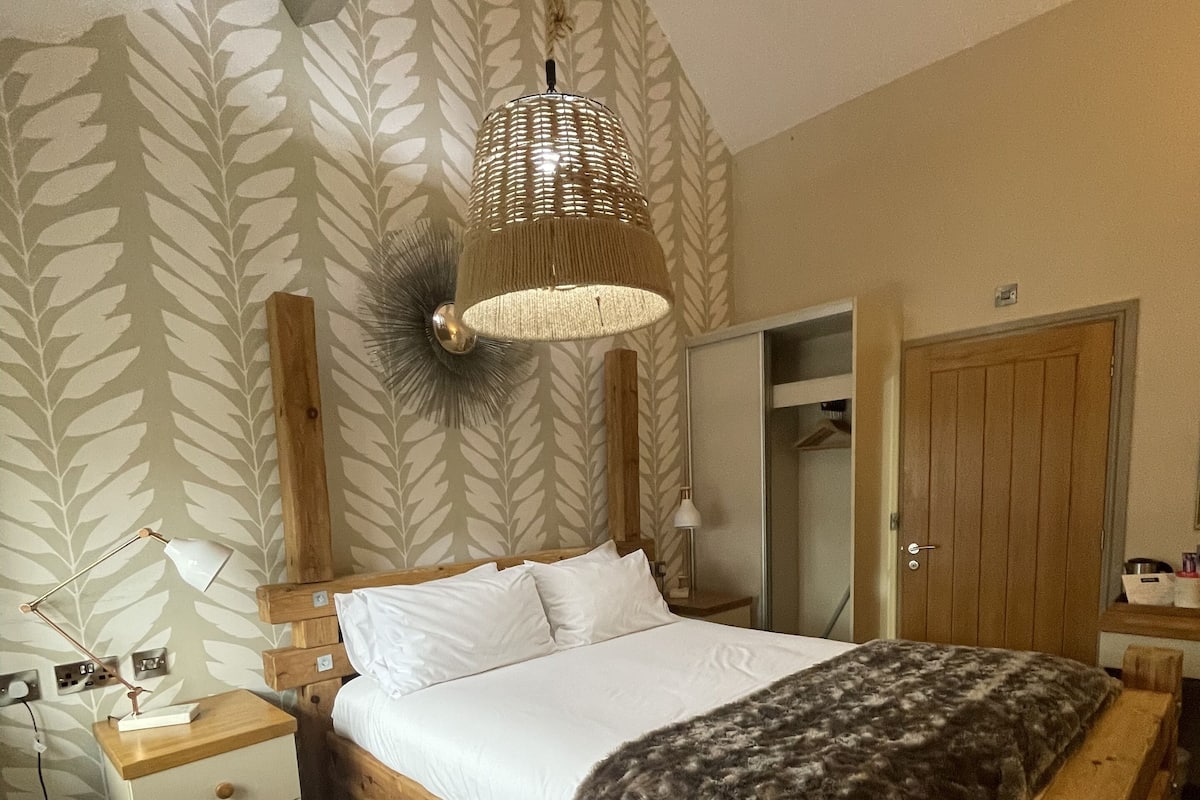 Quarto casal luxo | Roupas de cama premium, escrivaninha, ferros/tábuas de passar roupa