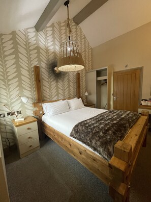 غرفة ديلوكس مزدوجة | أغطية فراش متميزة ومكتب ومكواة/لوح كي وواي فاي مجانًا