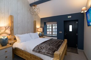 Deluxe Double Room | Premium bedding, desk, iron/ironing board, free WiFi - The Wheatsheaf Inn (Crewe)