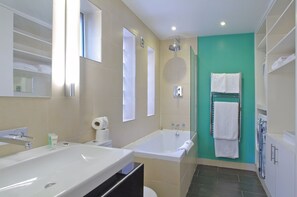 Apartment, 3 Bedrooms | Bathroom | Combined shower/bathtub, deep-soaking bathtub, free toiletries - The London Agent Waterloo Comfortable Home (London)