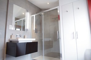 Apartment, 3 Bedrooms | Bathroom | Combined shower/tub, deep soaking tub, free toiletries, hair dryer