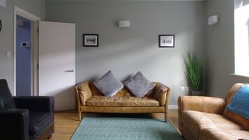 3 habitaciones, ropa de cama de alta calidad y escritorio