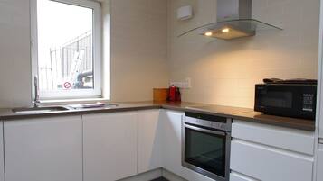 Refrigerador con freezer, microondas, horno, placa de cocina