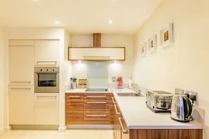 City Apartment, Multiple Beds | Private kitchen | Full-size fridge, microwave, oven, stovetop - City Visits - Ryland Steet (Birmingham)