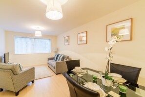 City appartement, Meerdere bedden | Woonkamer | Flatscreentelevisie