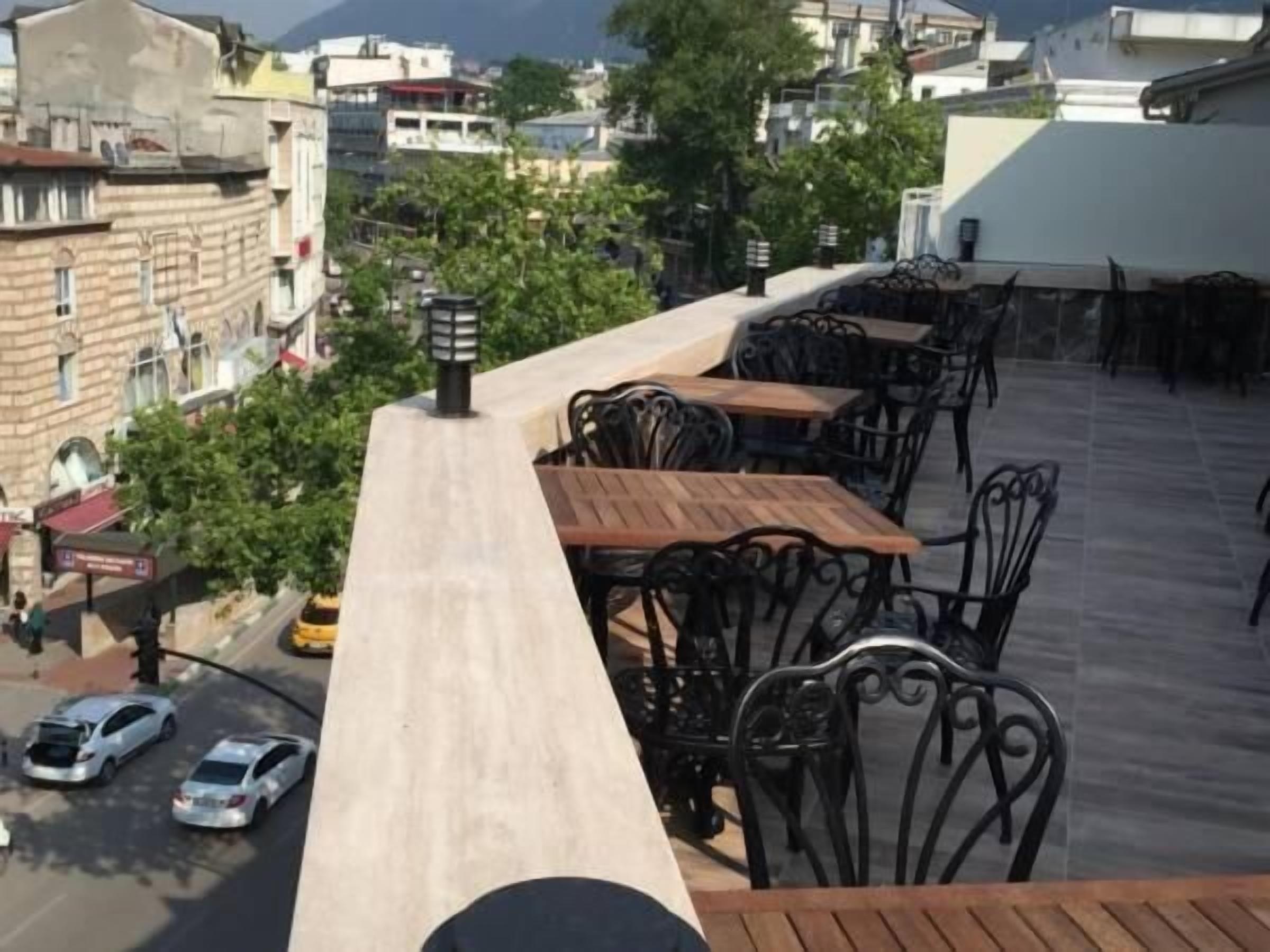 Une terrasse sur le toit, avec des sièges en plein air et une vue sur le paysage urbain.
