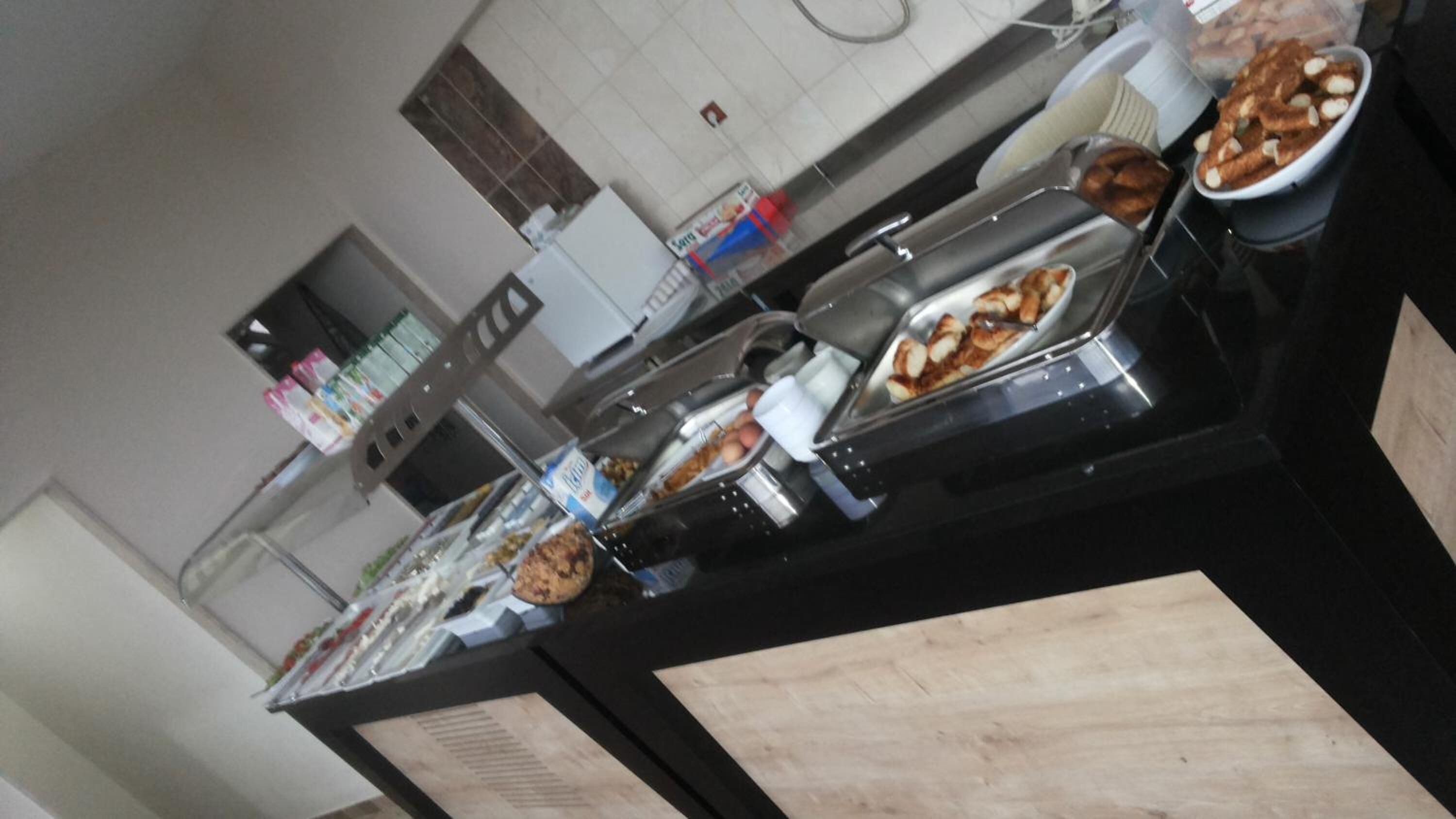 Un buffet proposant une variété de plats et d'accompagnements.
