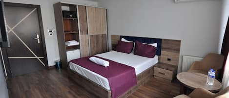 Caja de seguridad en la habitación y escritorio