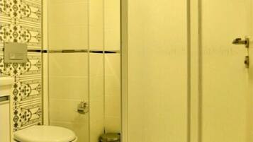 Economy Twin Room | Bathroom | Shower, free toiletries, hair dryer, towels