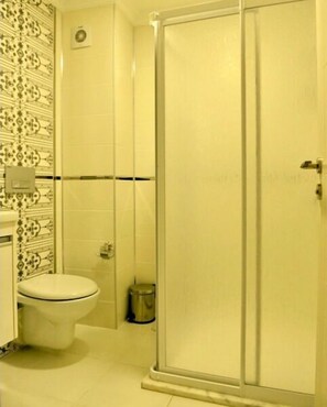 經濟雙床房 | 浴室 | 淋浴設備、免費盥洗用品、吹風機、毛巾