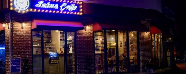 Fachada da propriedade à noite