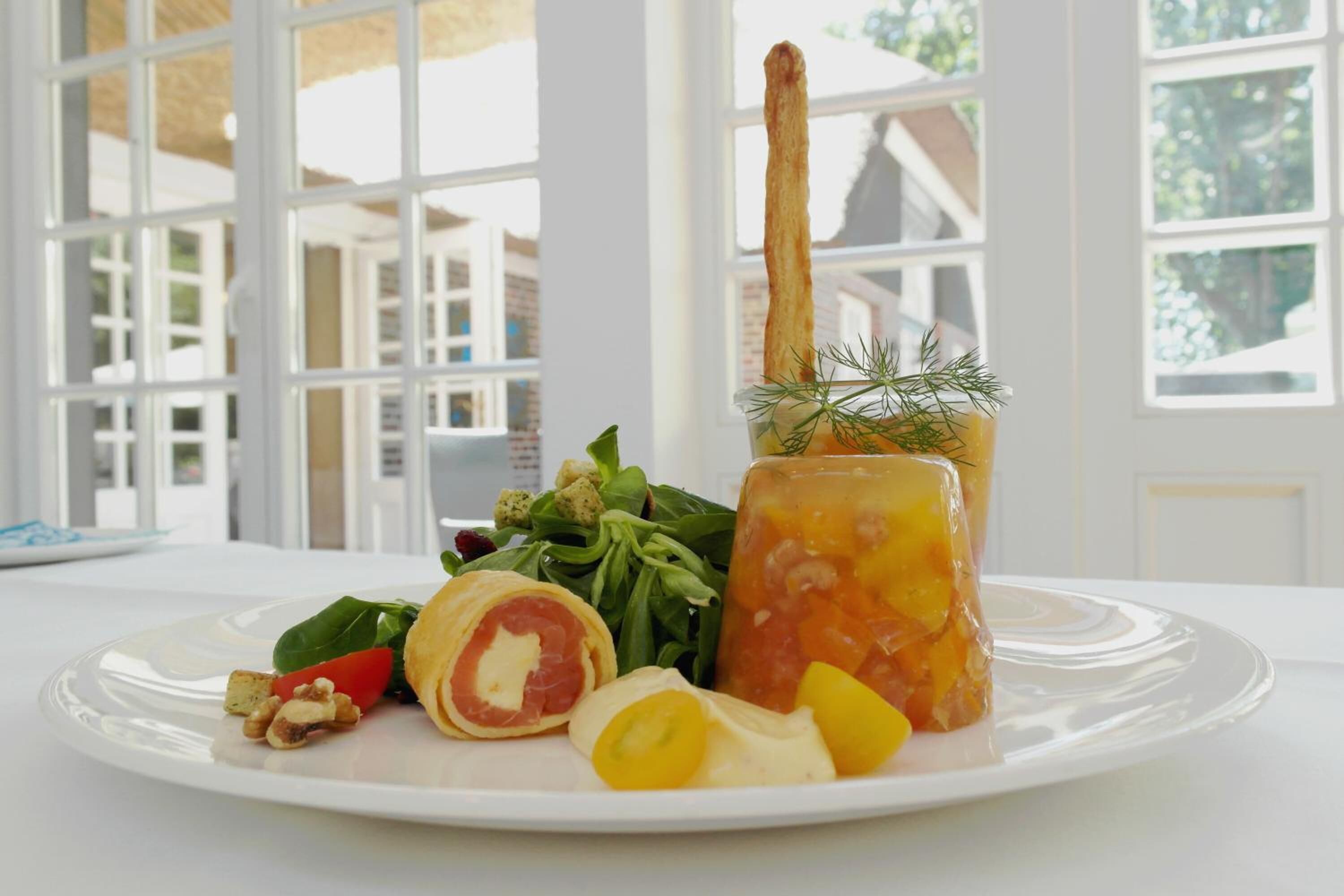 lunch and dinner served, international cuisine