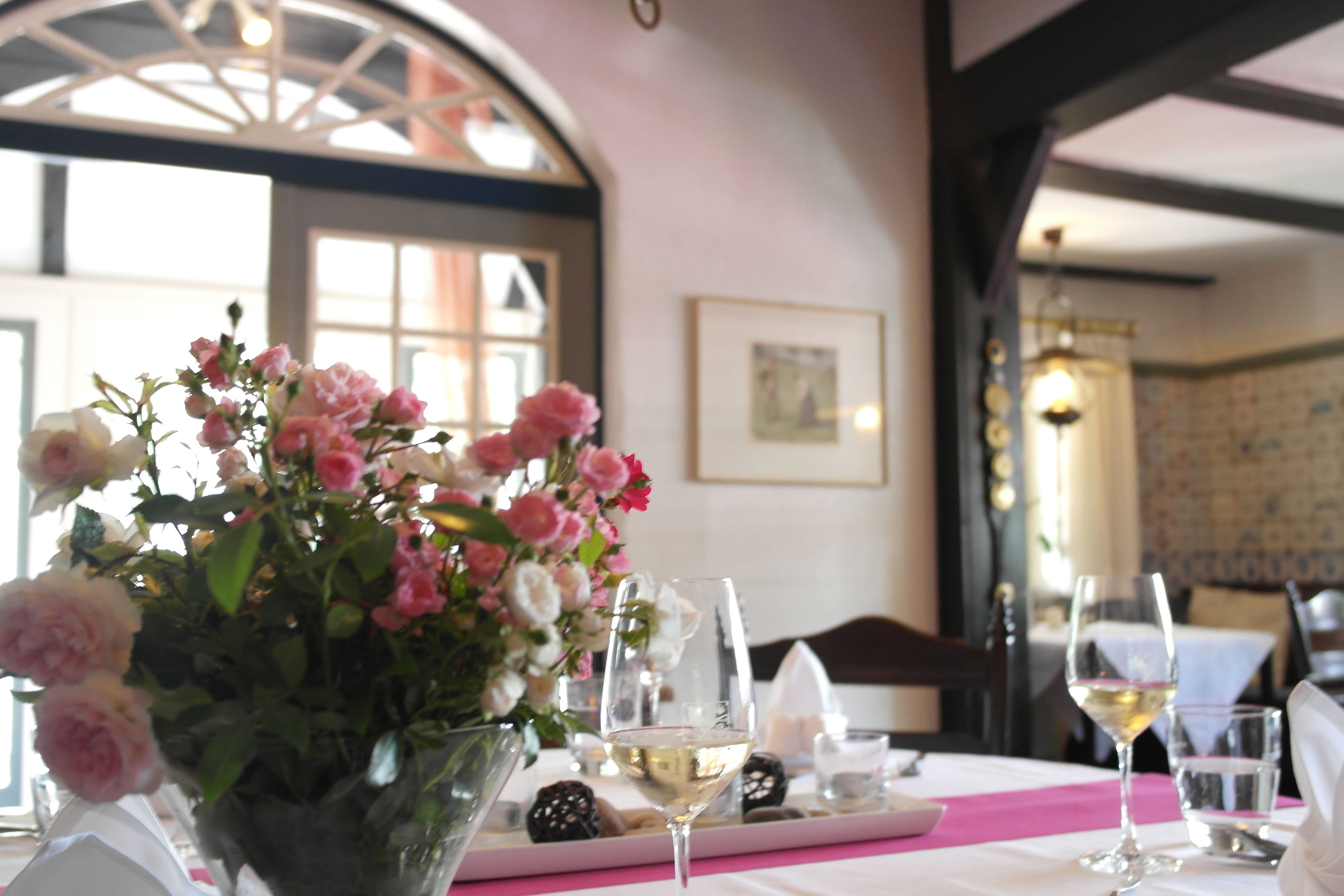 Lunch and dinner served, international cuisine