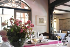 Lunch and dinner served, international cuisine