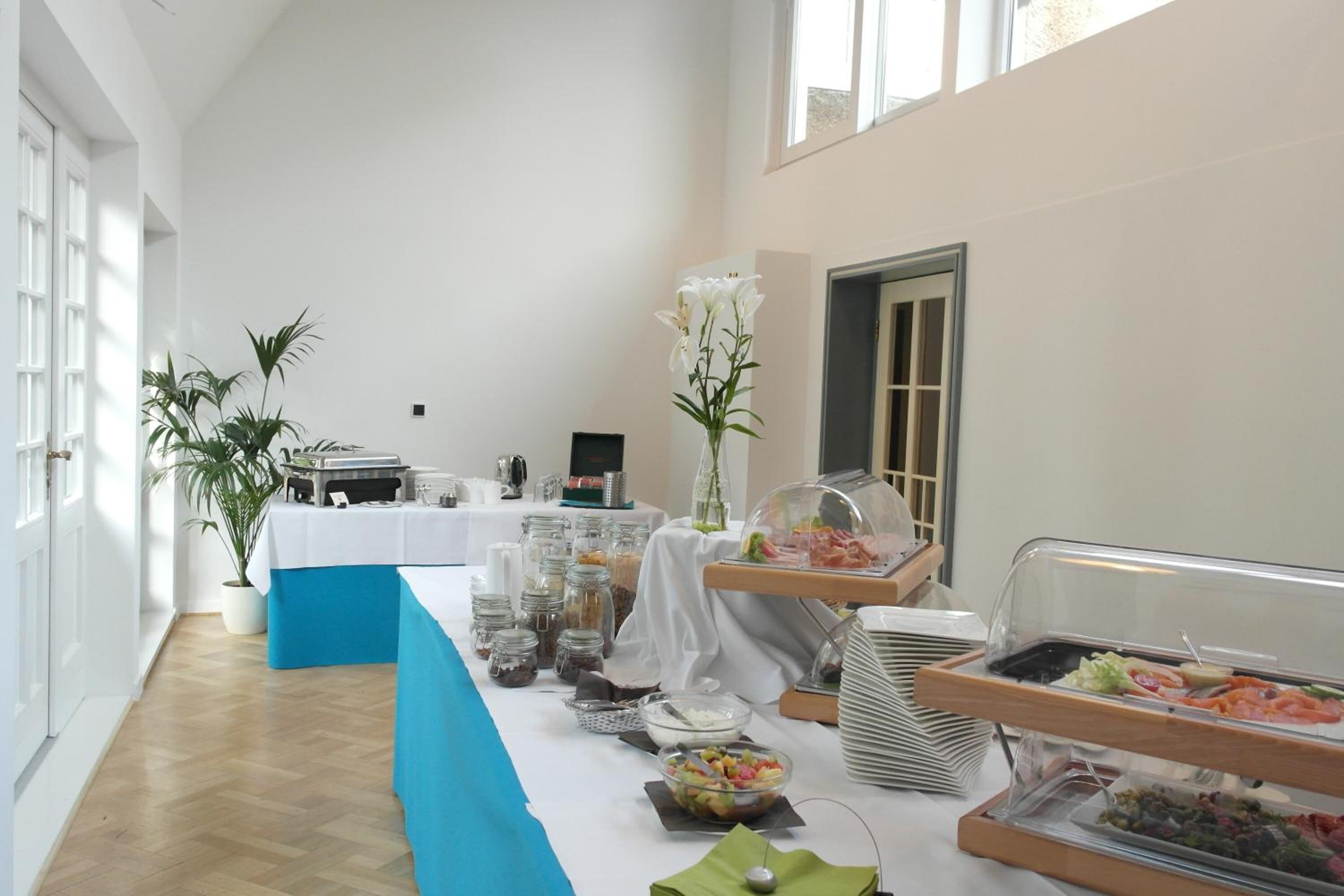 lunch and dinner served, international cuisine