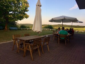 Déjeuner et dîner servis sur place, spécialités Cuisine régionale