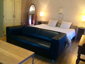 1 quarto, roupas de cama premium, frigobar, escrivaninha